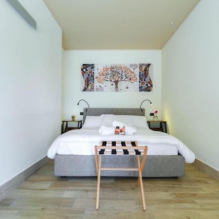 Paradise Suite Latina Exterior foto