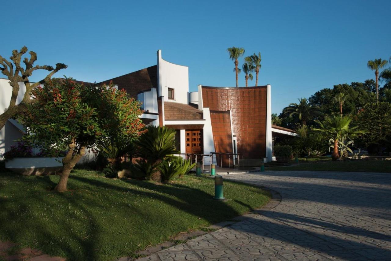 Paradise Suite Latina Exterior foto