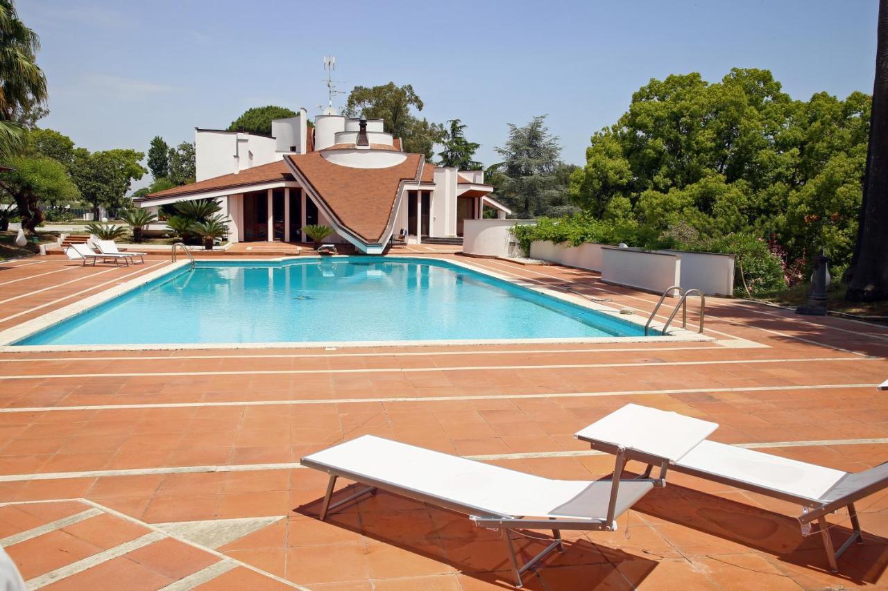 Paradise Suite Latina Exterior foto