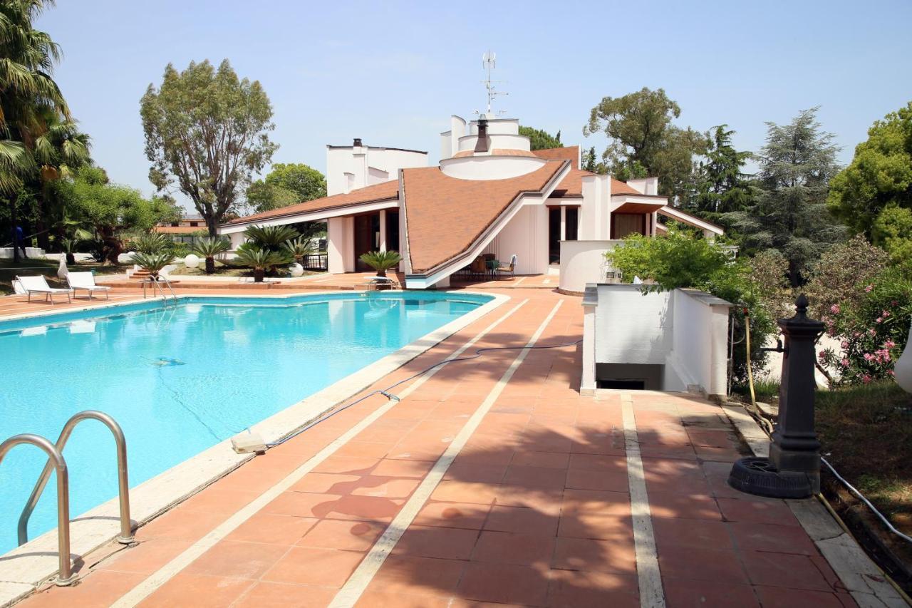 Paradise Suite Latina Exterior foto
