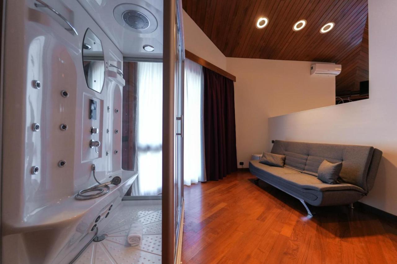 Paradise Suite Latina Exterior foto