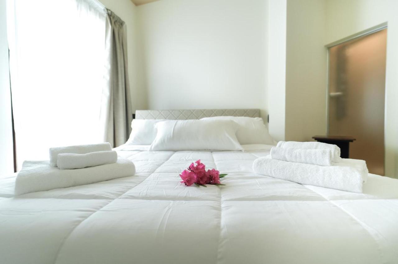 Paradise Suite Latina Exterior foto
