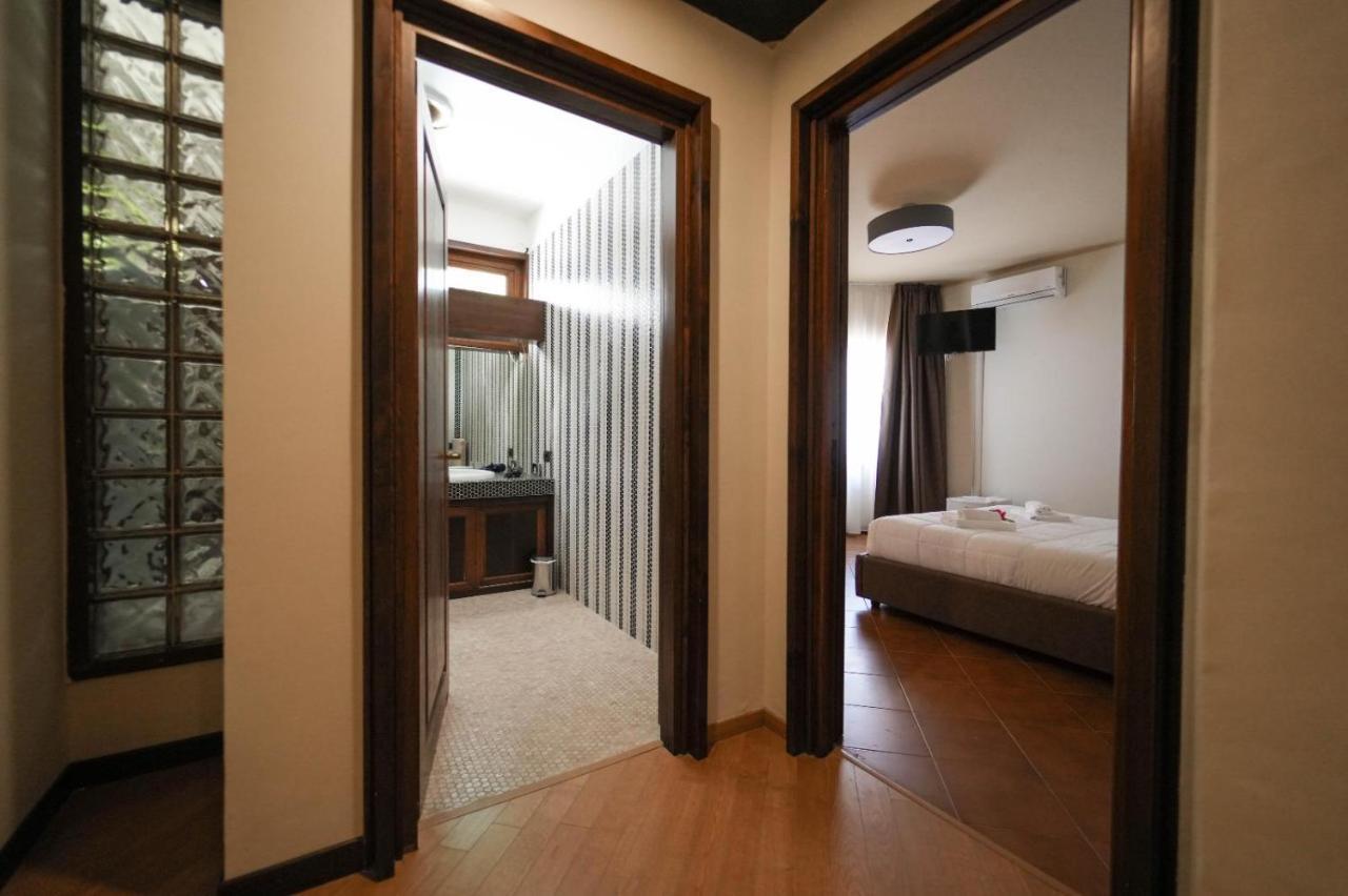 Paradise Suite Latina Exterior foto