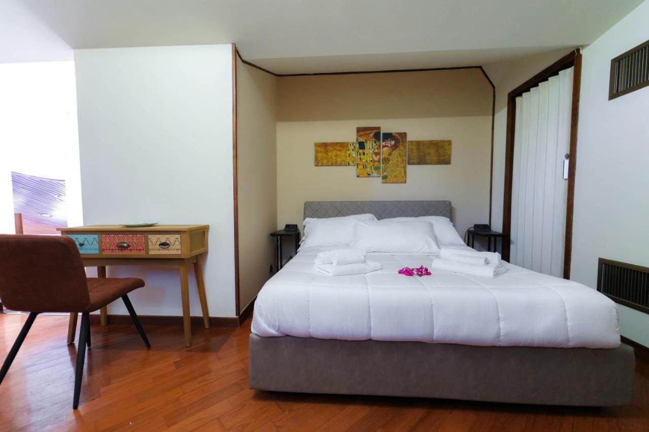 Paradise Suite Latina Exterior foto