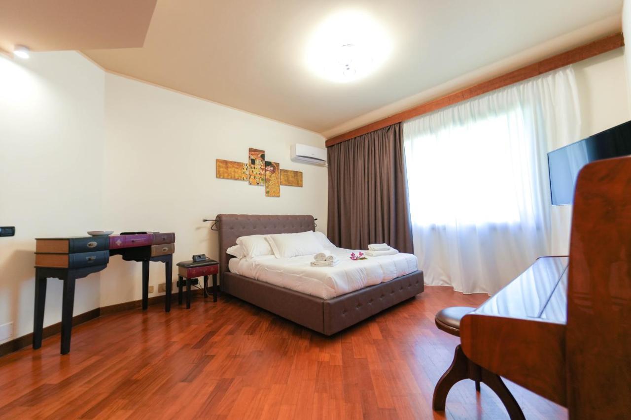 Paradise Suite Latina Exterior foto