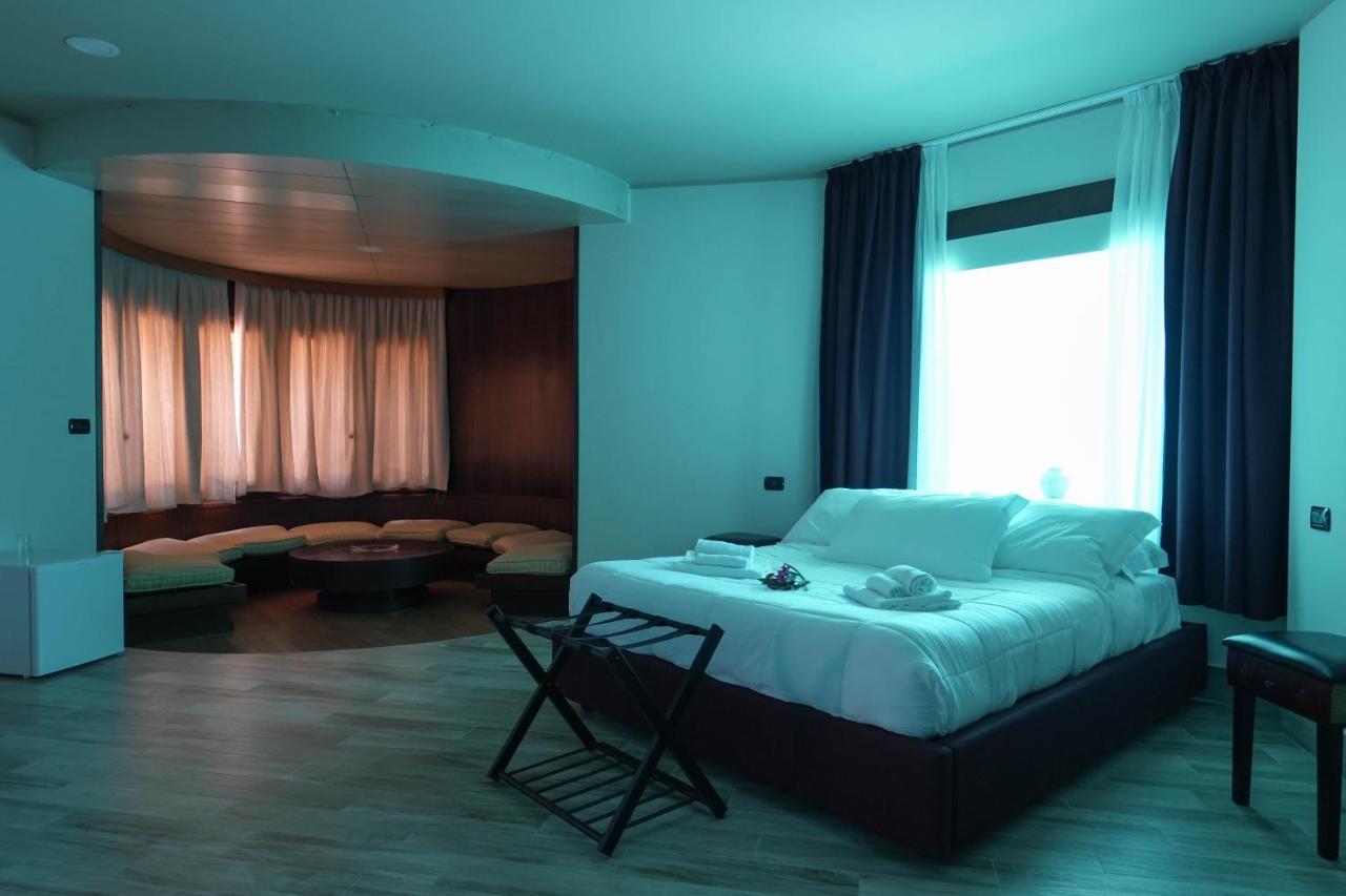 Paradise Suite Latina Exterior foto