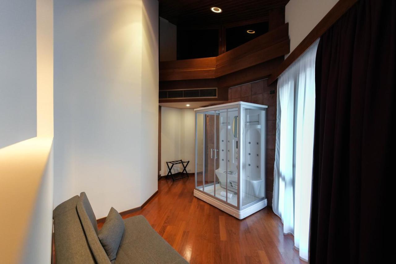 Paradise Suite Latina Exterior foto