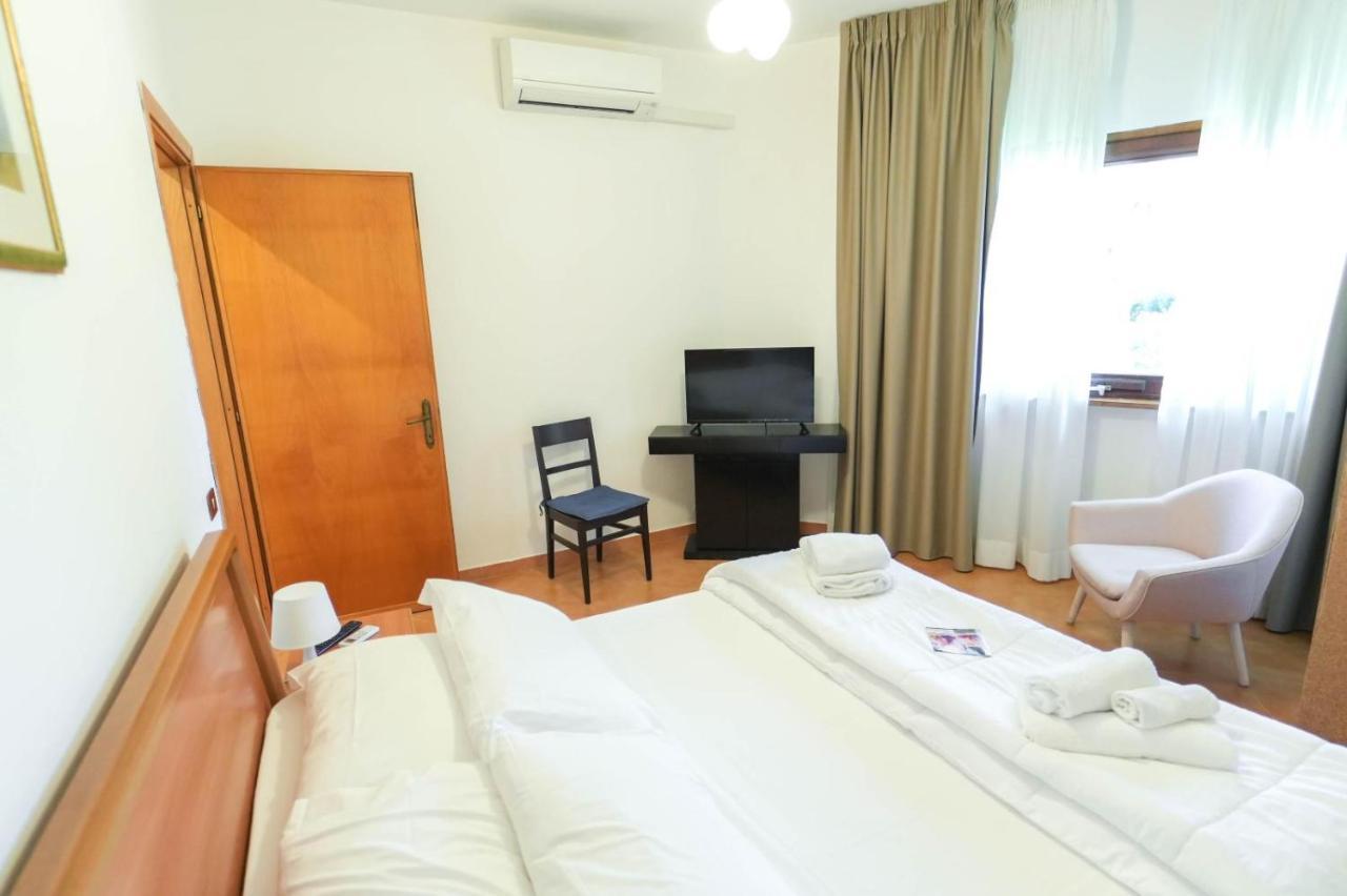 Paradise Suite Latina Exterior foto