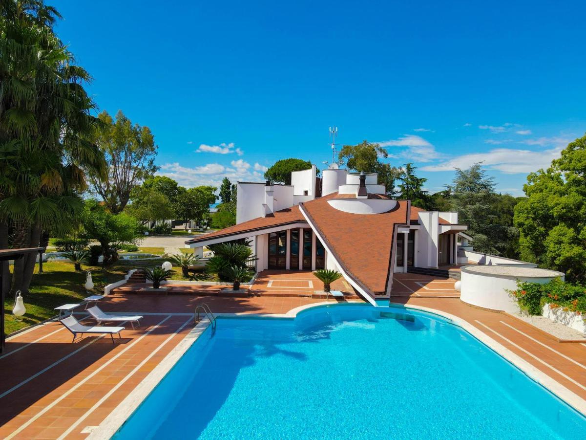 Paradise Suite Latina Exterior foto